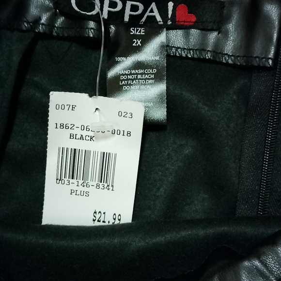 Sexy Faux Leather Mini Skirt - Picture 3 of 4